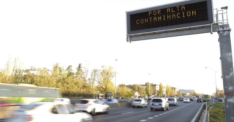 Cartel en el acceso a Madrid que recuerda a los conductores la velocidad permitida debido a los niveles de contaminación