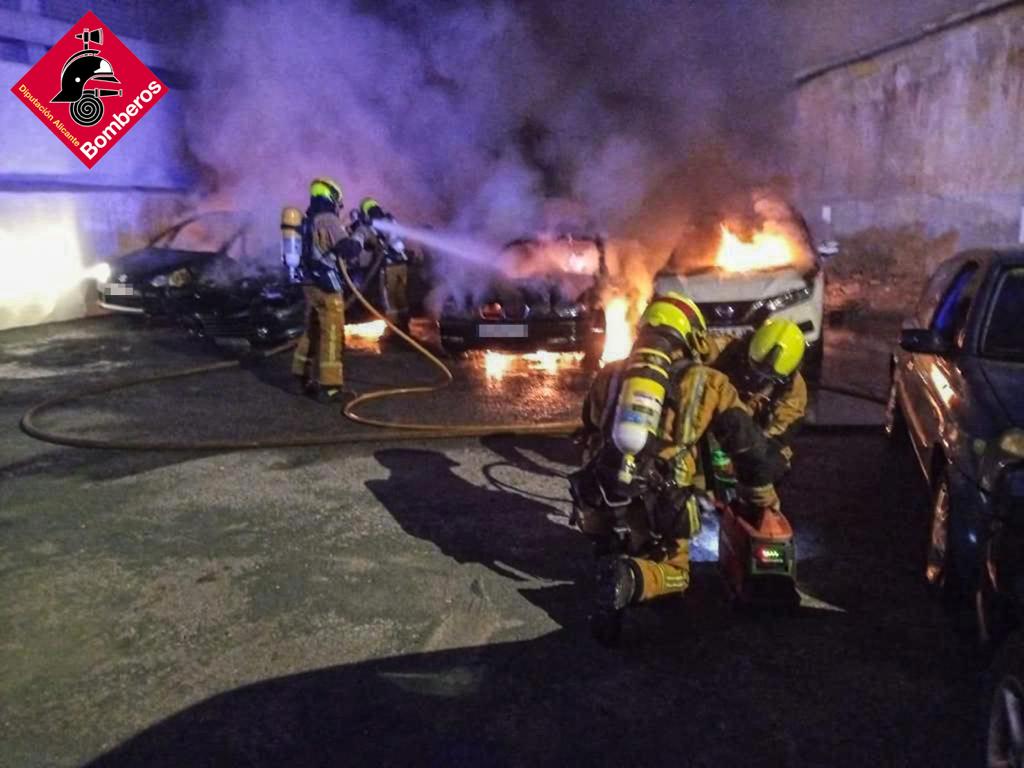 Los bomberos tratan de apagar el fuego en un parking en Pilar de la Horadada