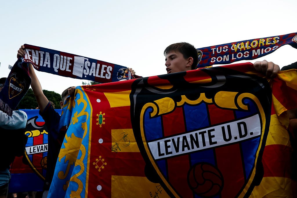 Aficionados del Levante UD celebran el ascenso a Primera División