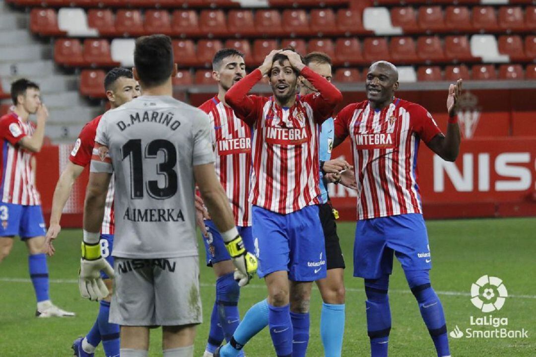 Marc Valiente se lleva las manos a la cabeza tras el penalti señalado en contra del Sporting.