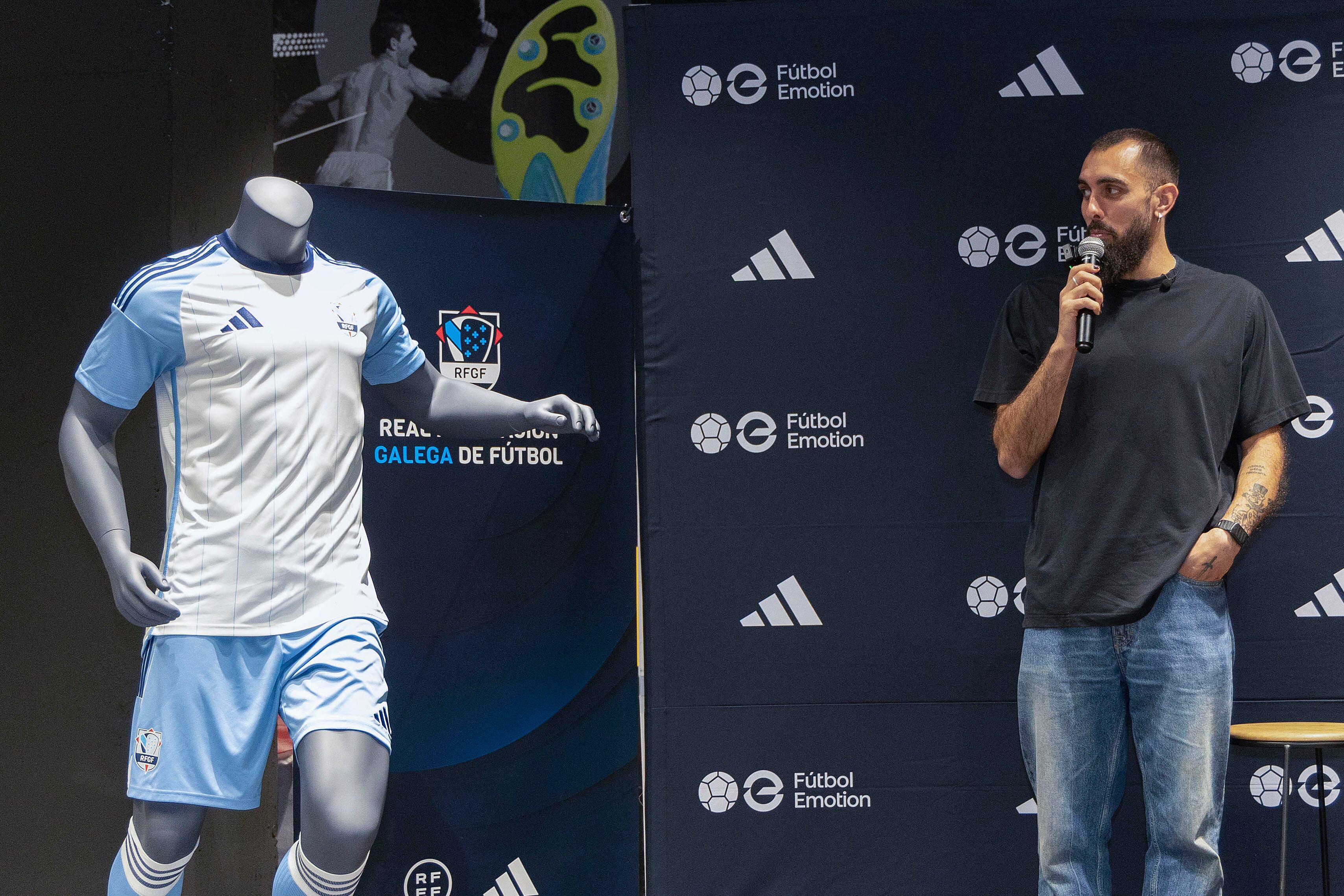 VIGO (PONTEVEDRA), 27/01/2026.- Un momento de la presentación de la nueva camiseta de la Selección Gallega de fútbol, cuya imagen es el futbolista Borja Iglesias (d), que estuvo acompañado del presidente de la Federación Gallega de Fútbol, Pedro Pietro. EFE / Salvador Sas