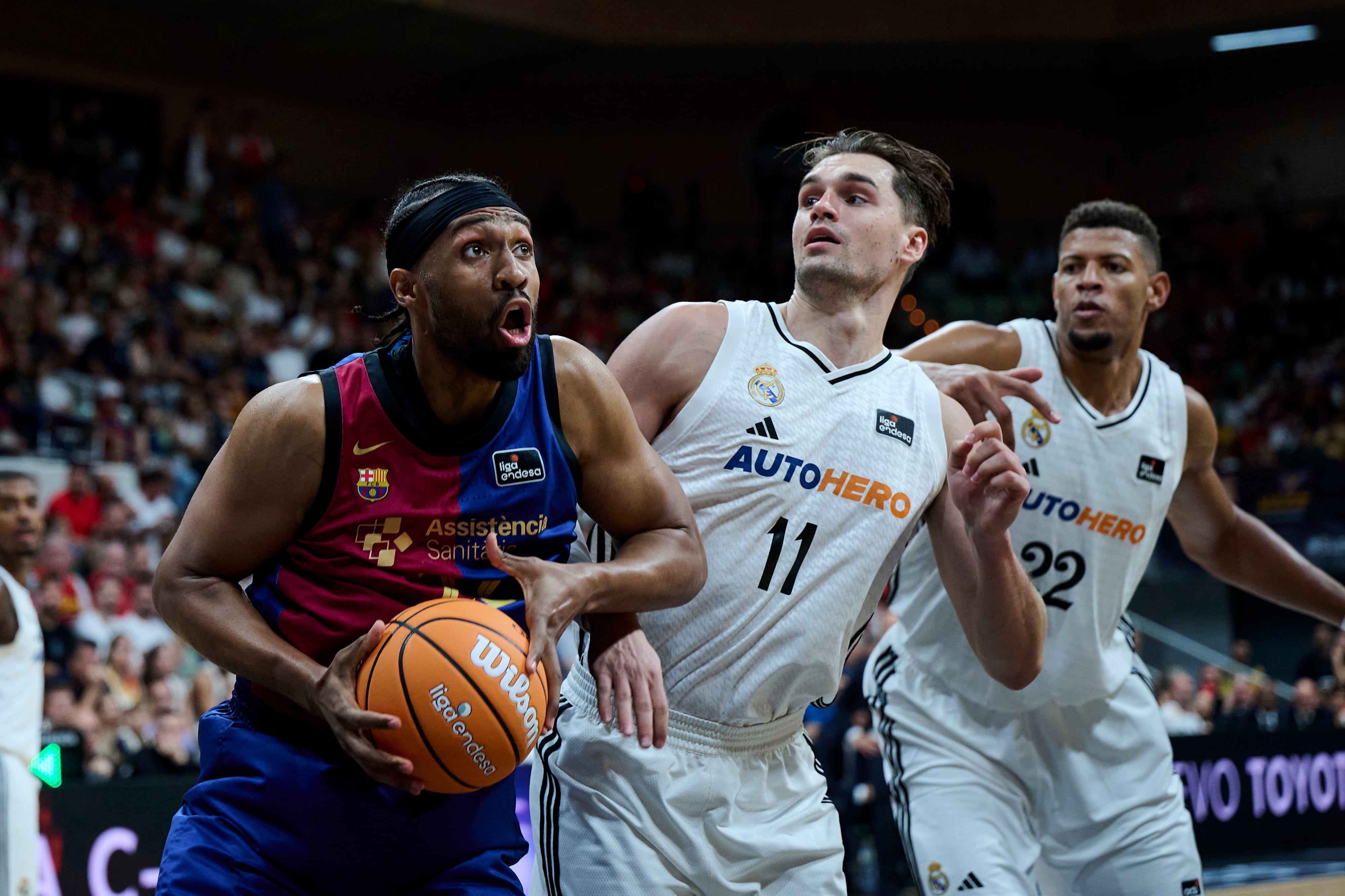 Jabari Parker siendo defendido por Mario Hezonja