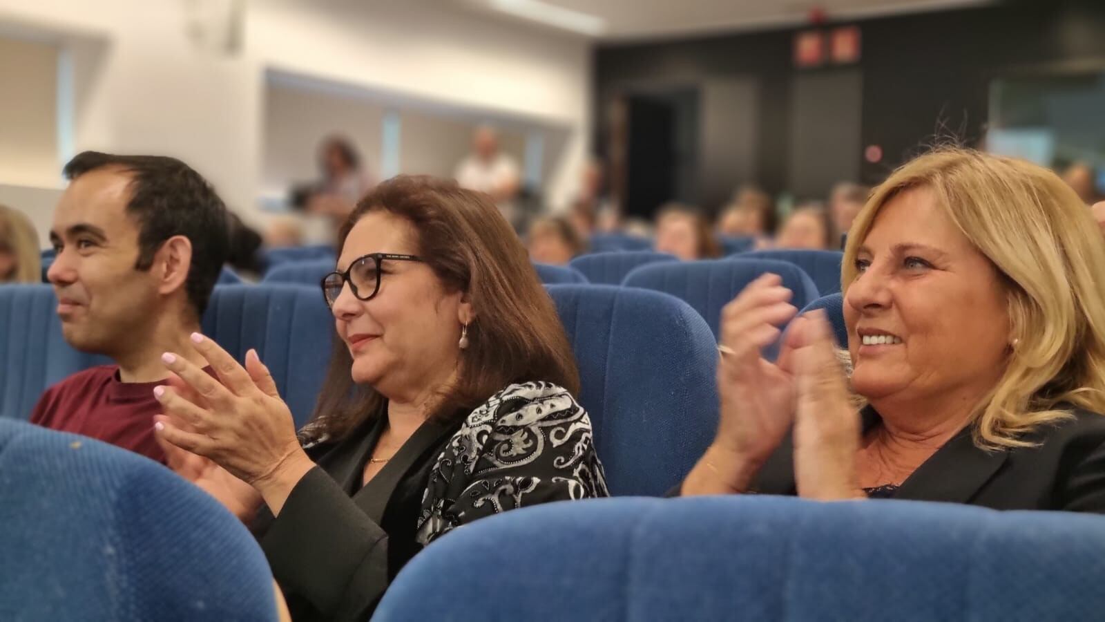 La consellera ha asistido a un evento de humor organizado en Can Misses