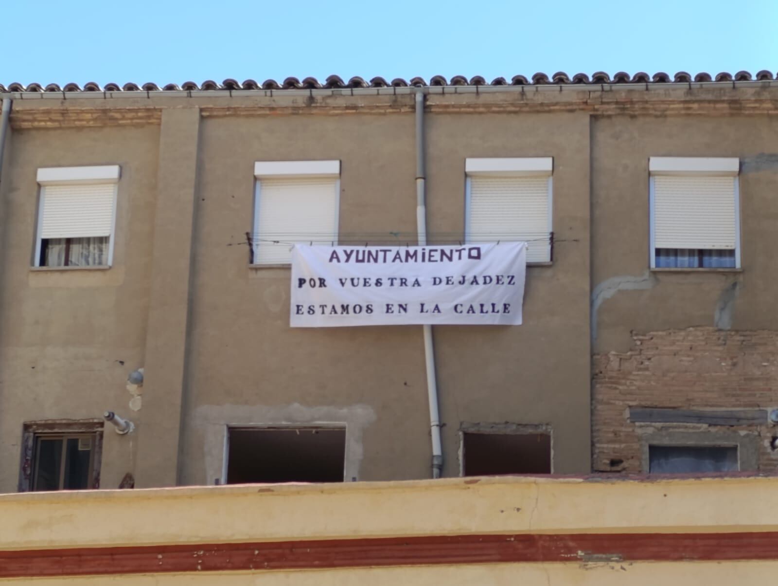 Pancarta que se puede ver en la plaza de la Catedral en Huesca