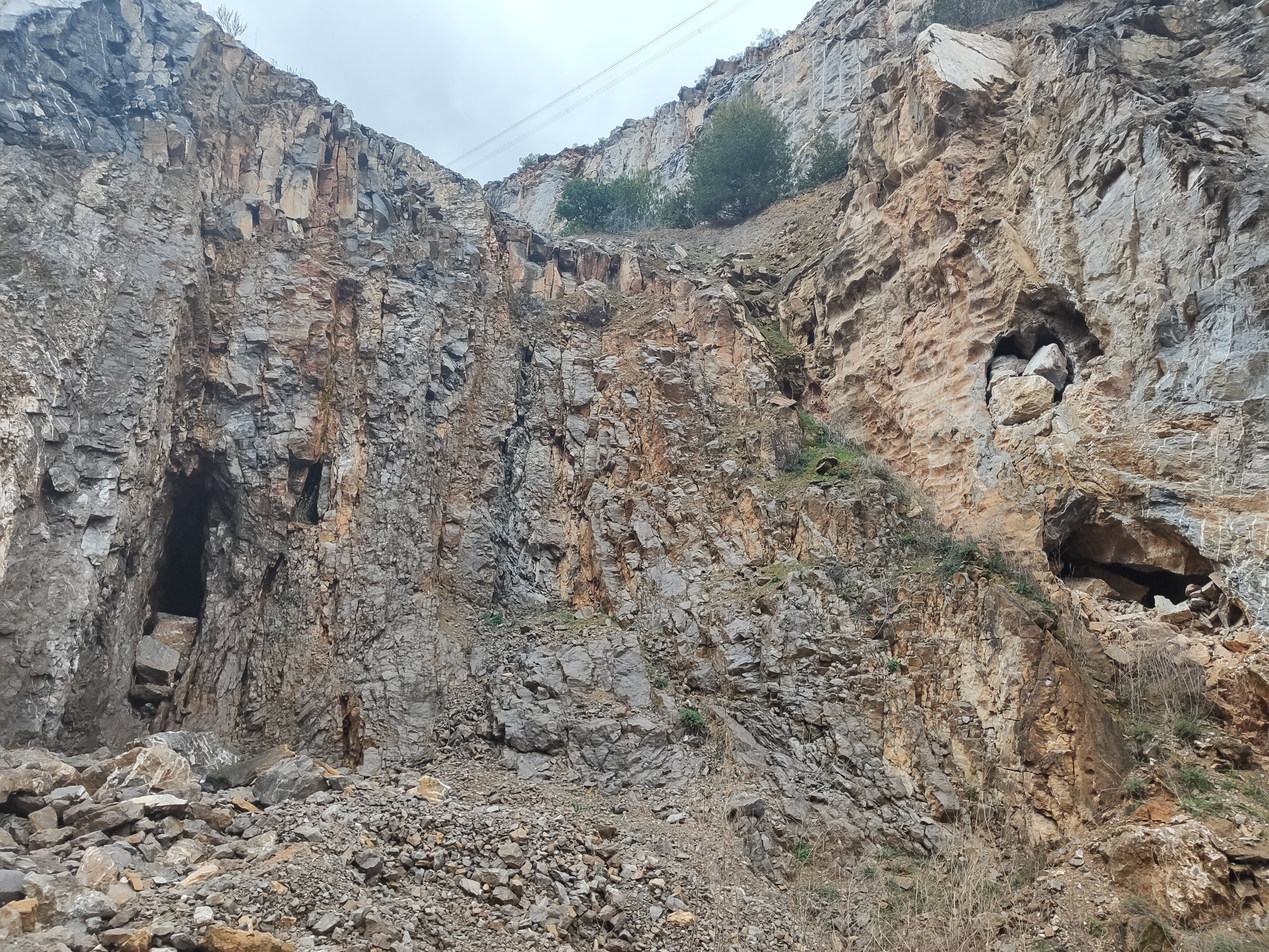 Tres agujeros de la cueva sobre el acuífero de Subijana en la cantera de Nanclares