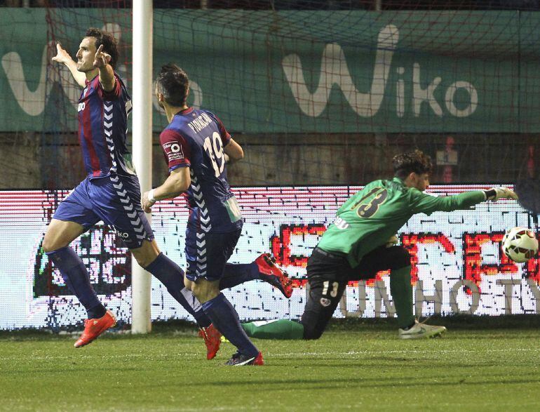 Mikel Arruabarrena celebra su gol ante el Rayo Vallecano 