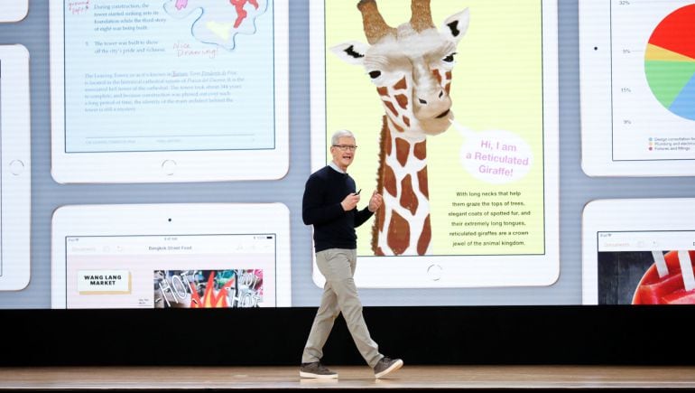 El CEO de Apple, Tim Cook durante la presentación del iPad básico con soporte de Apple Pencil pensado en el sector educativo.