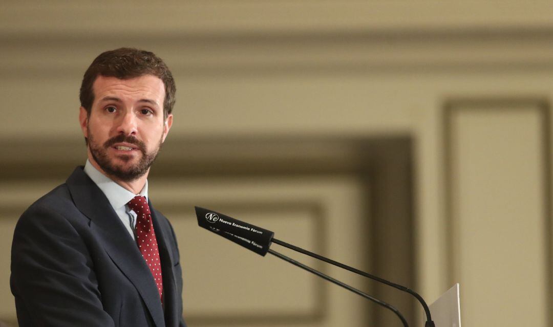 El presidente del PP, Pablo Casado, presenta al presidente de la Junta de Andalucía, Juanma Moreno, en un desayuno informativo de Nueva Economía Fórum 
 