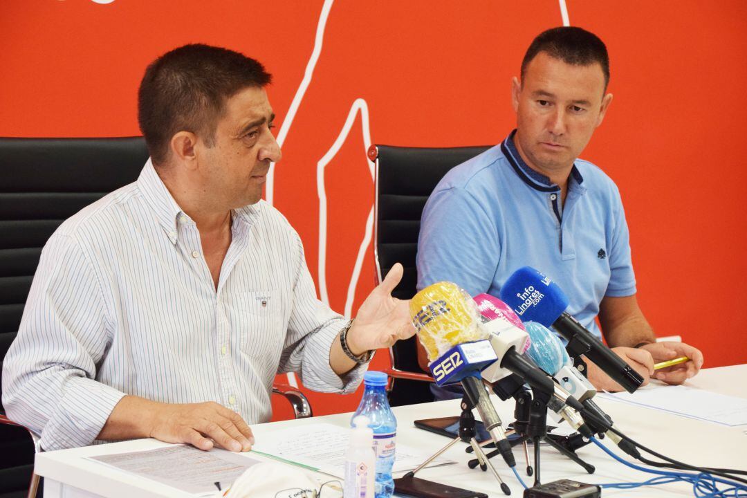 Francisco Reyes y Daniel Campos en la sede del PSOE de Linares