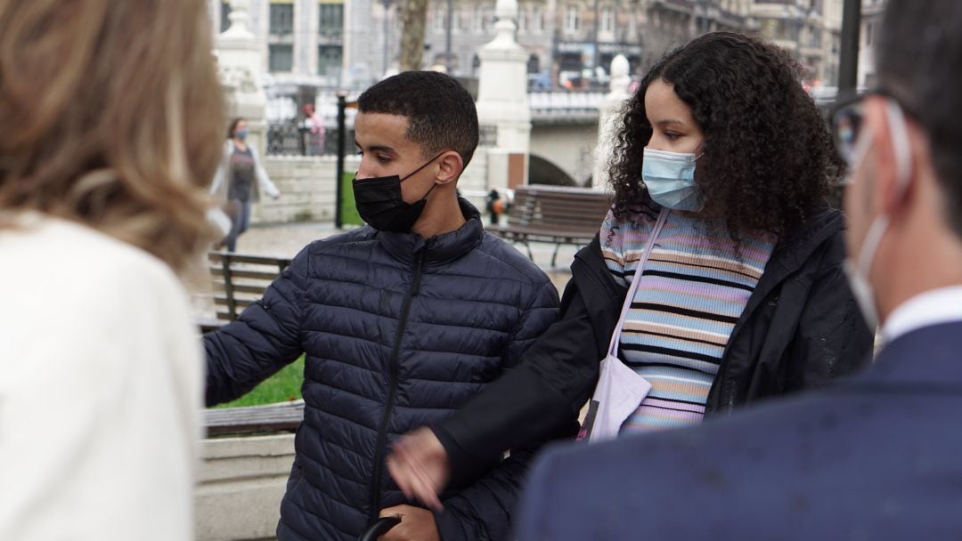 Erakusketan parte hartu duten gazte batzuk