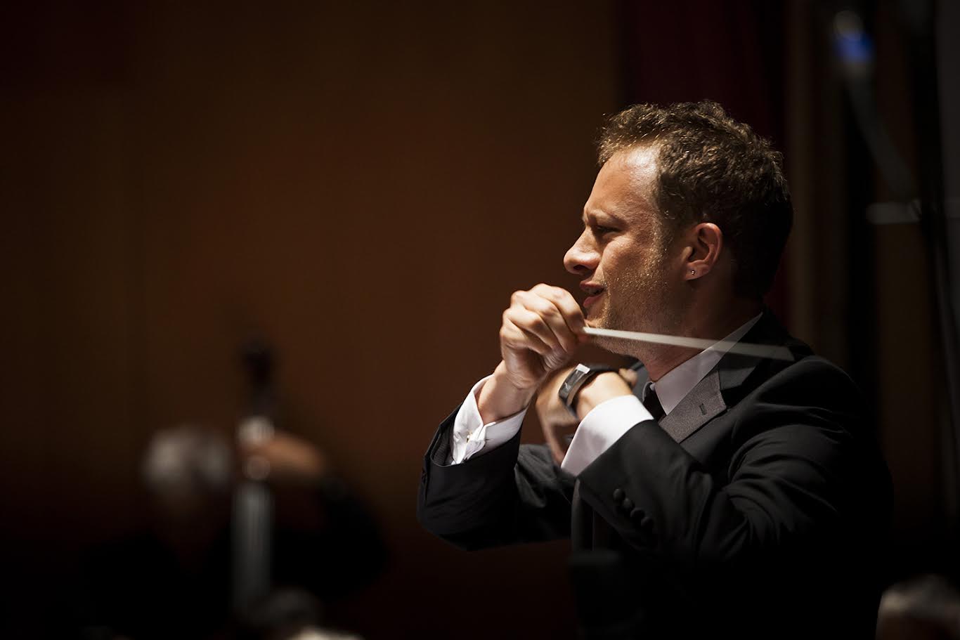 El compositor, Federico Jusid, dirigiendo una orquesta