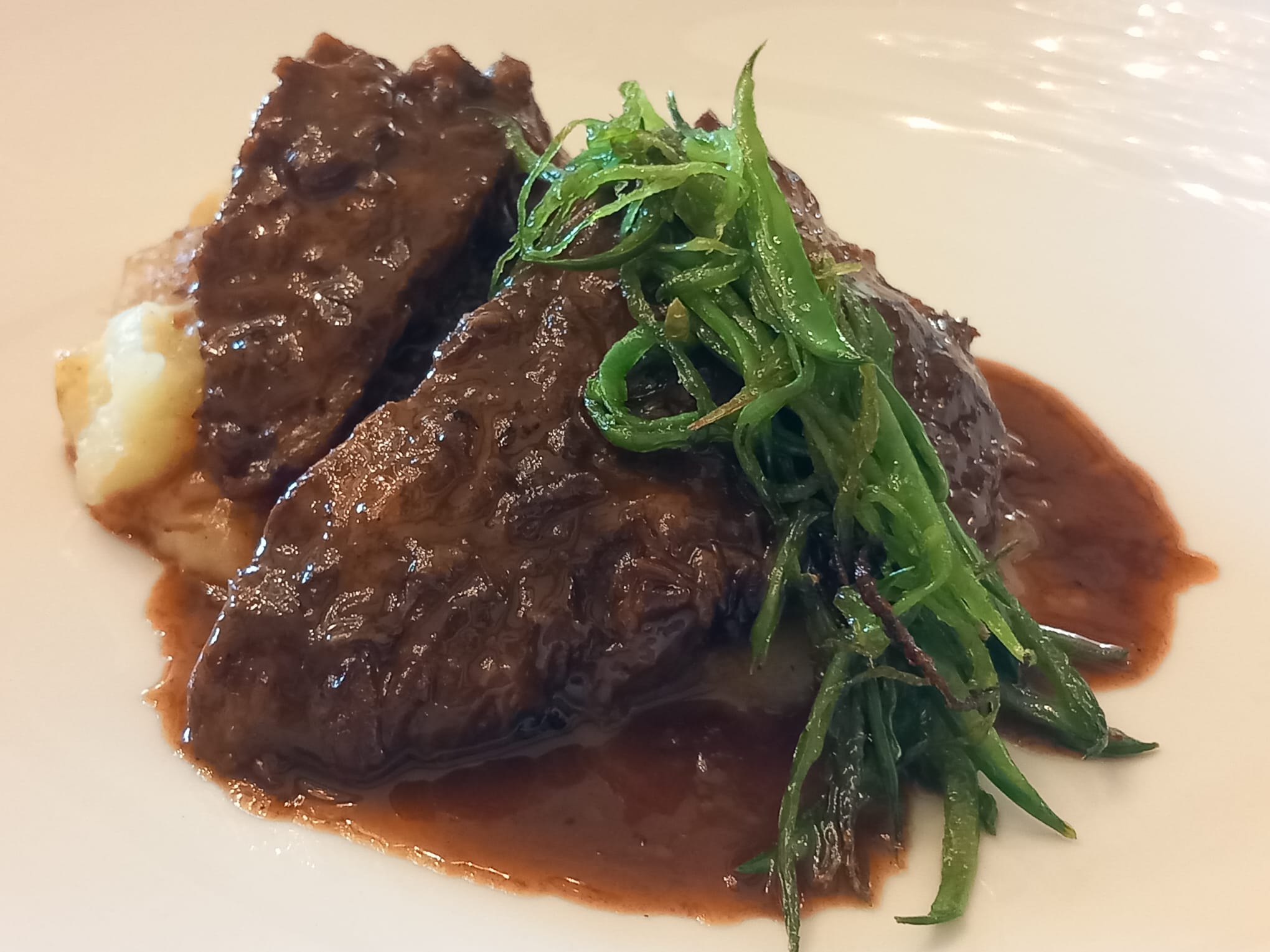 Jarrete de atún con glaseado de amontillado con puré de patatas y AOVE de arbequina