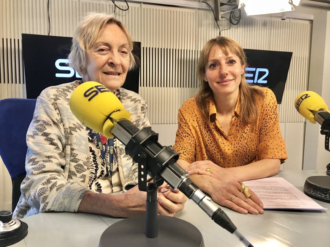 Soledad Puértolas junto a Macarena Berlín.