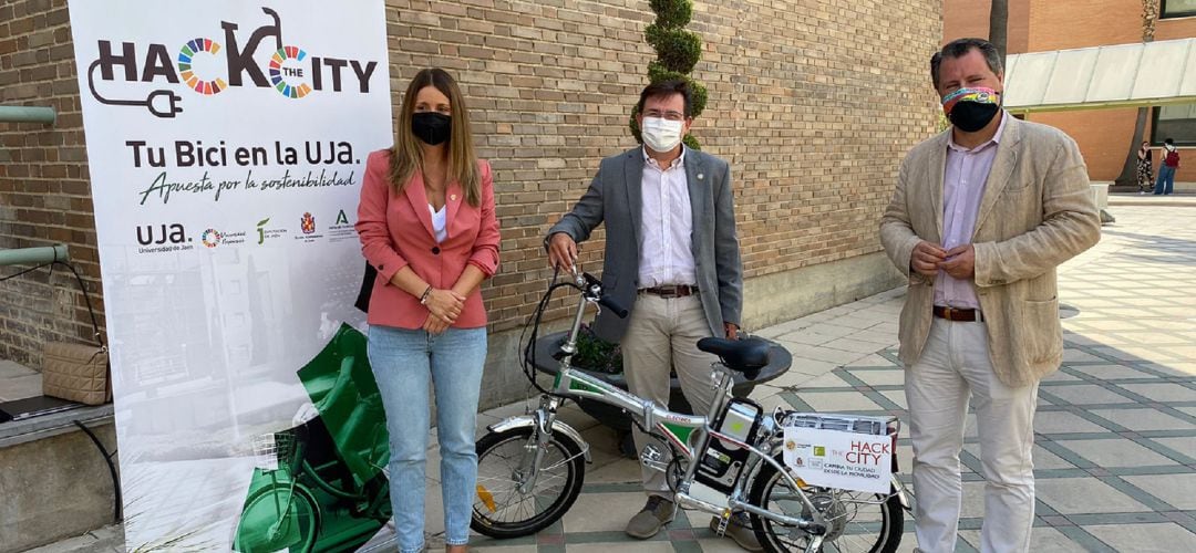 Estefanía Plaza, Juan Manuel Rosas y Pedro Bruno presentan 'Hack the City'.