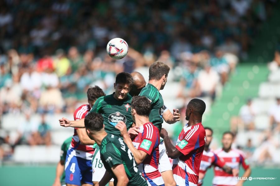 Brais Martínez y Fran Manzanara, en una jugada del Racing-Granada en A Malata (foto: LaLiga Hypermotion)