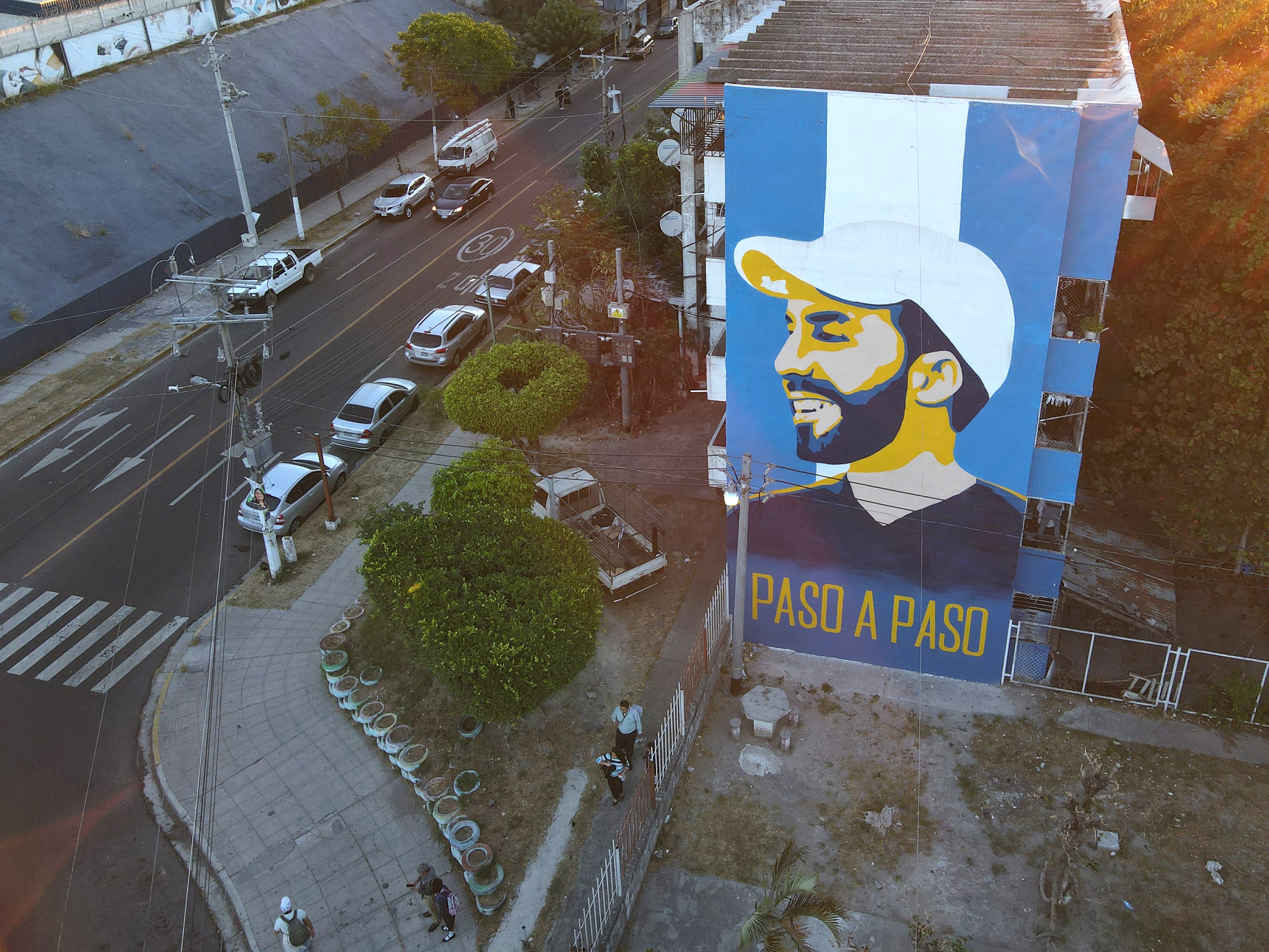 Fotografía aérea de un mural alusivo al presidente Nayib Bukele en un edificio multifamiliar, hoy en San Salvador