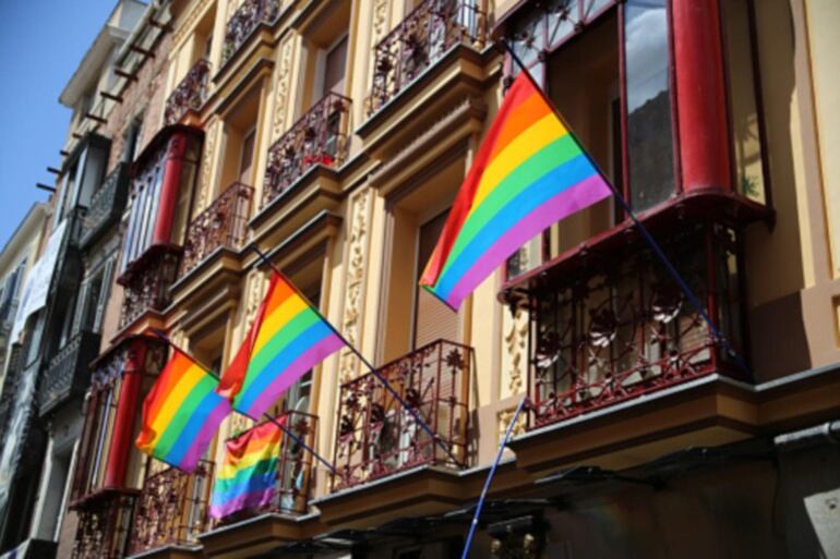 Balcones de Madrid con la bandera del arcoíris