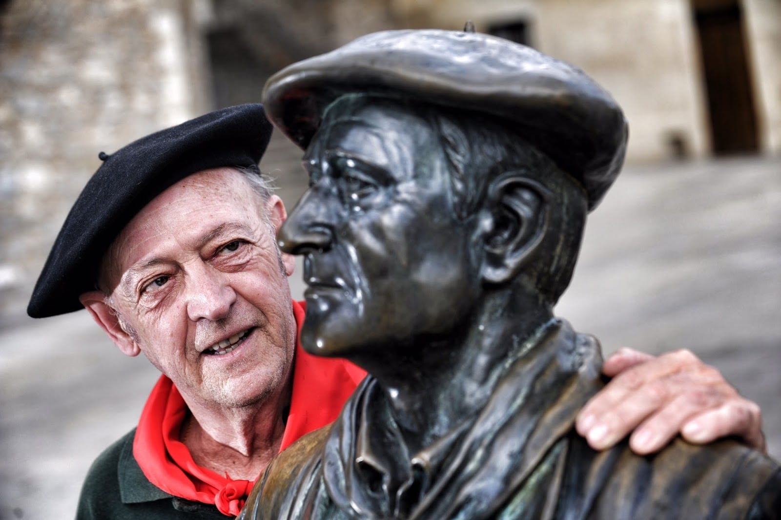 Javier Cameno, junto a la escultura de Celedon