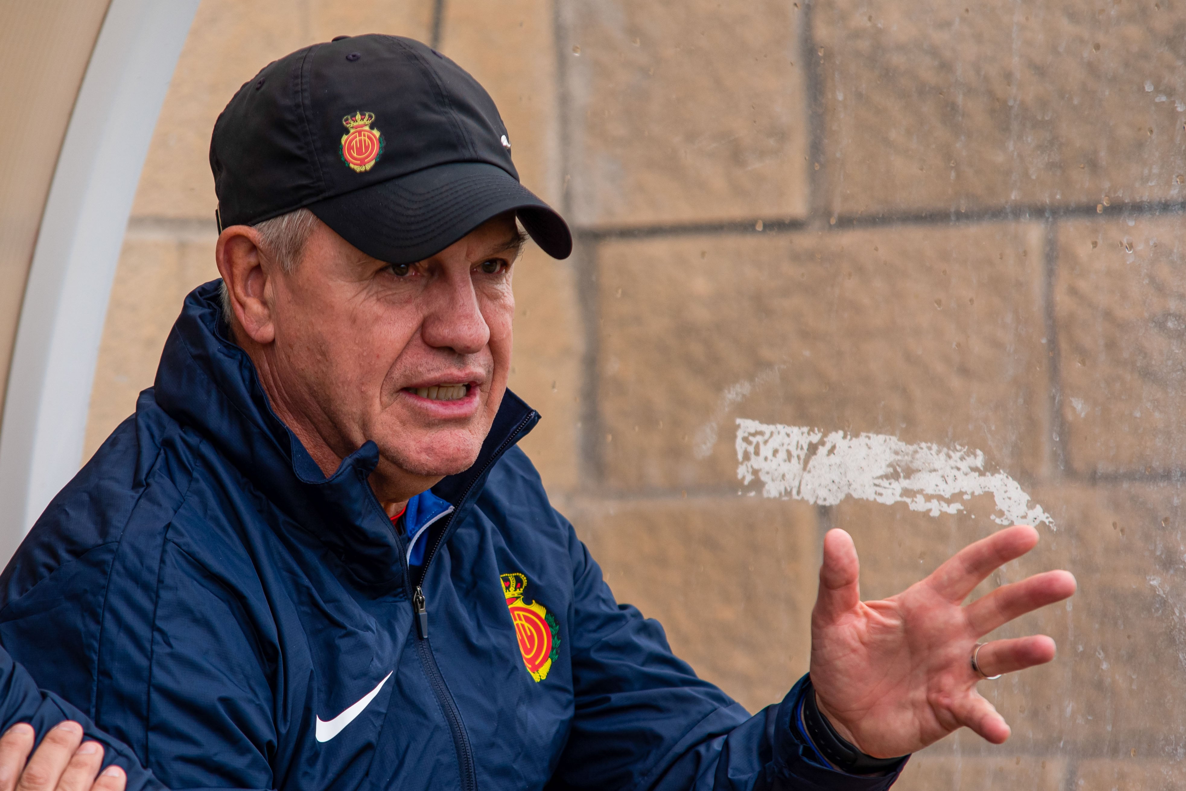 . PALMA, 10/12/2022.- El entrenador del Mallorca, el mexicano Javier Aguirre, durante el partido amistoso ante el Mainz, este sábado en Palma. EFE/ATIENZA
