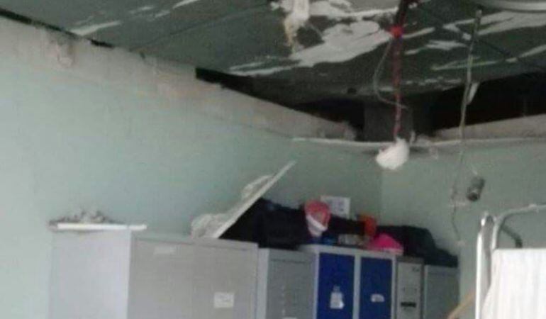 Estado en que ha quedado el vestuario del Hospital de la Marina Baixa, tras el derrumbe del falso techo.