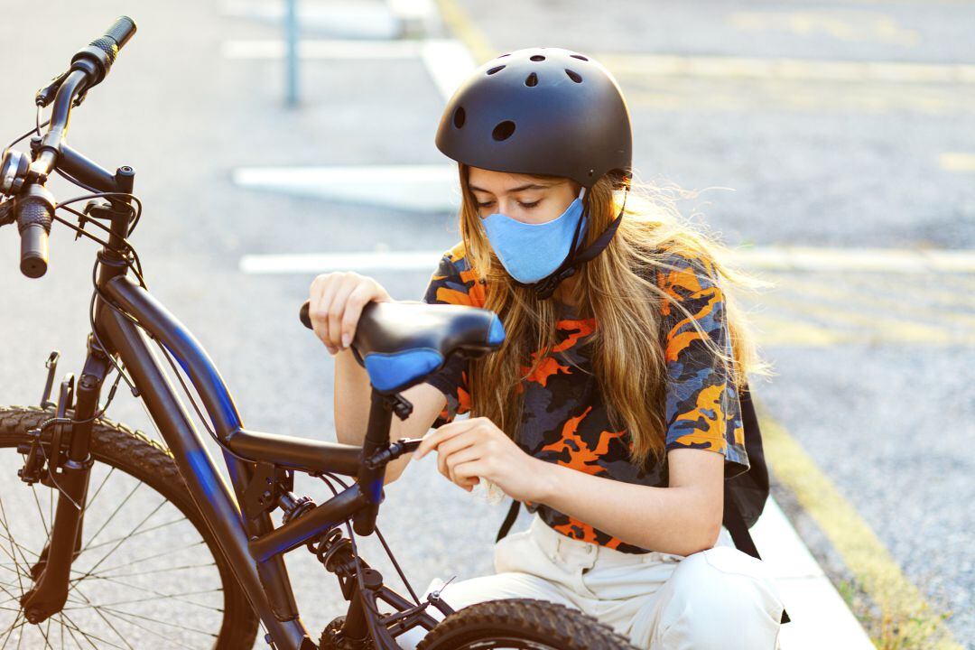 Una ciclista pone a punto su bicicleta