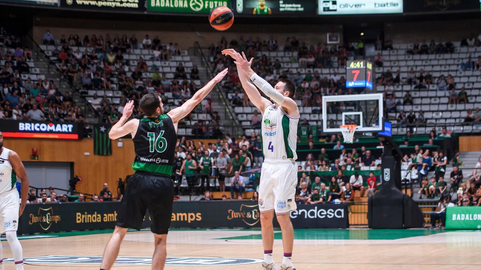 Kalinoski intenta un triple en el partido de la primera vuelta disputado en Badalona
