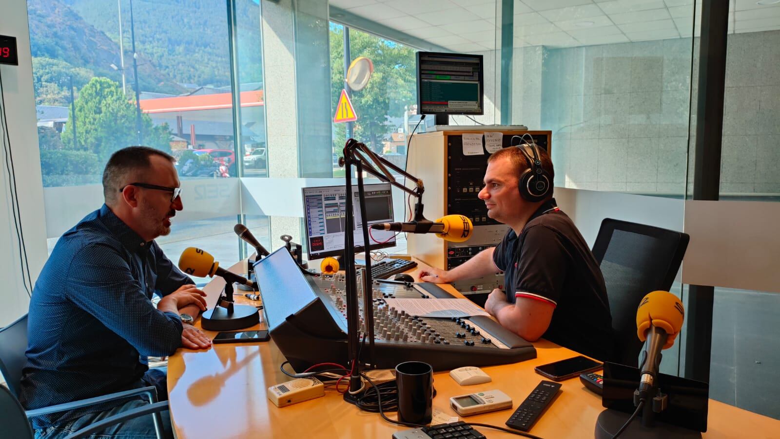 El ministre de Territori i Habitatge, Víctor Filloy, durant l'entrevista a la SER.