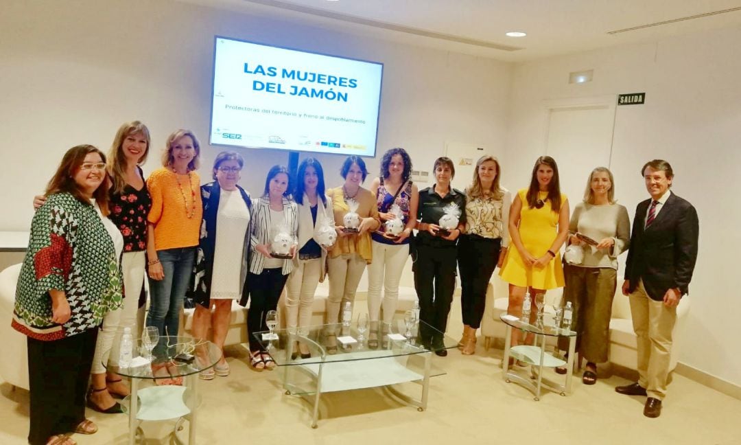 Autoridades y participantes en el II Encuentro &#039; Las Mujeres del Jamón&#039; organizado por Radio Córdoba y la DOP Los Pedroches 