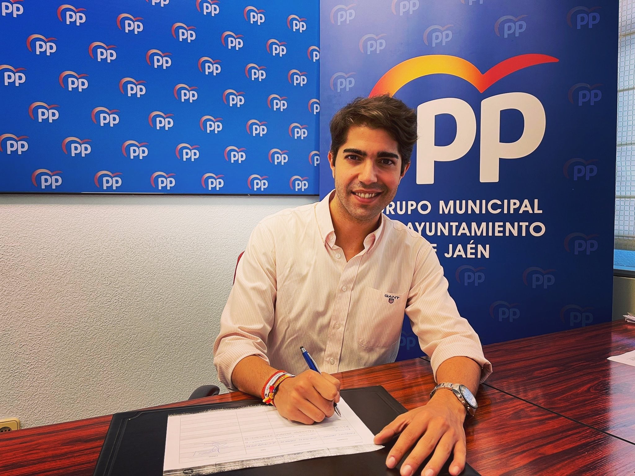 Manuel Palomares, concejal del PP en el Ayuntamiento de Jaén, posa junto a unos carteles del partido