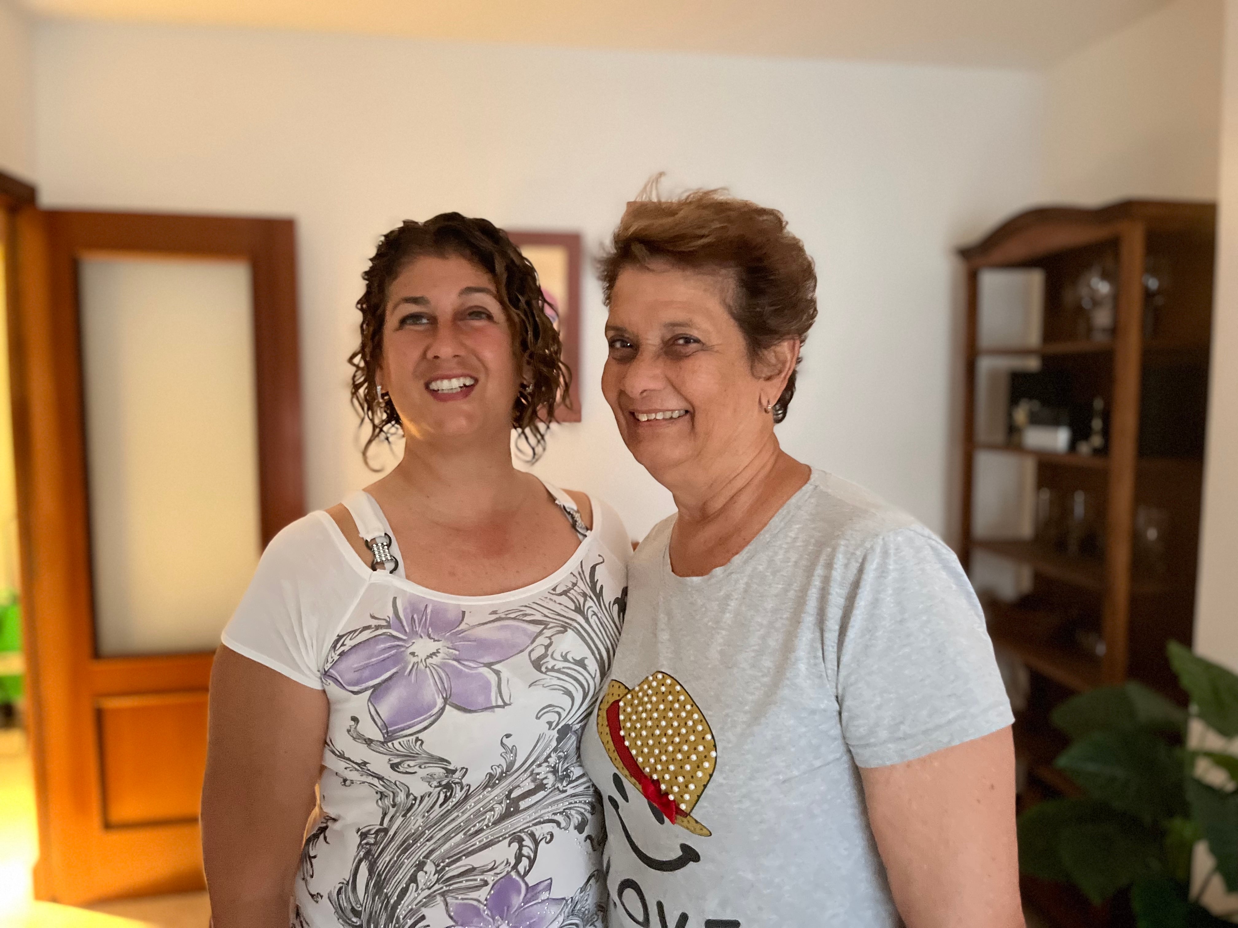 Mirtza y su madre, Isabel, posan juntas en su casa