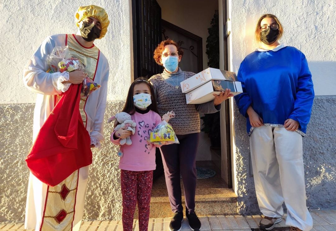 Los vecinos y vecinas no tendrán Cabalgata, pero al menos degustarán el roscón de Reyes y los caramelos ofrecidos por el Consistorio