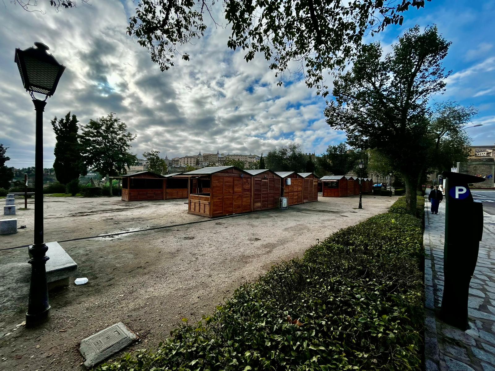 Imagen de las decenas de casetas de madera que se han instalado en el Paseo de Sisebuto de Toledo