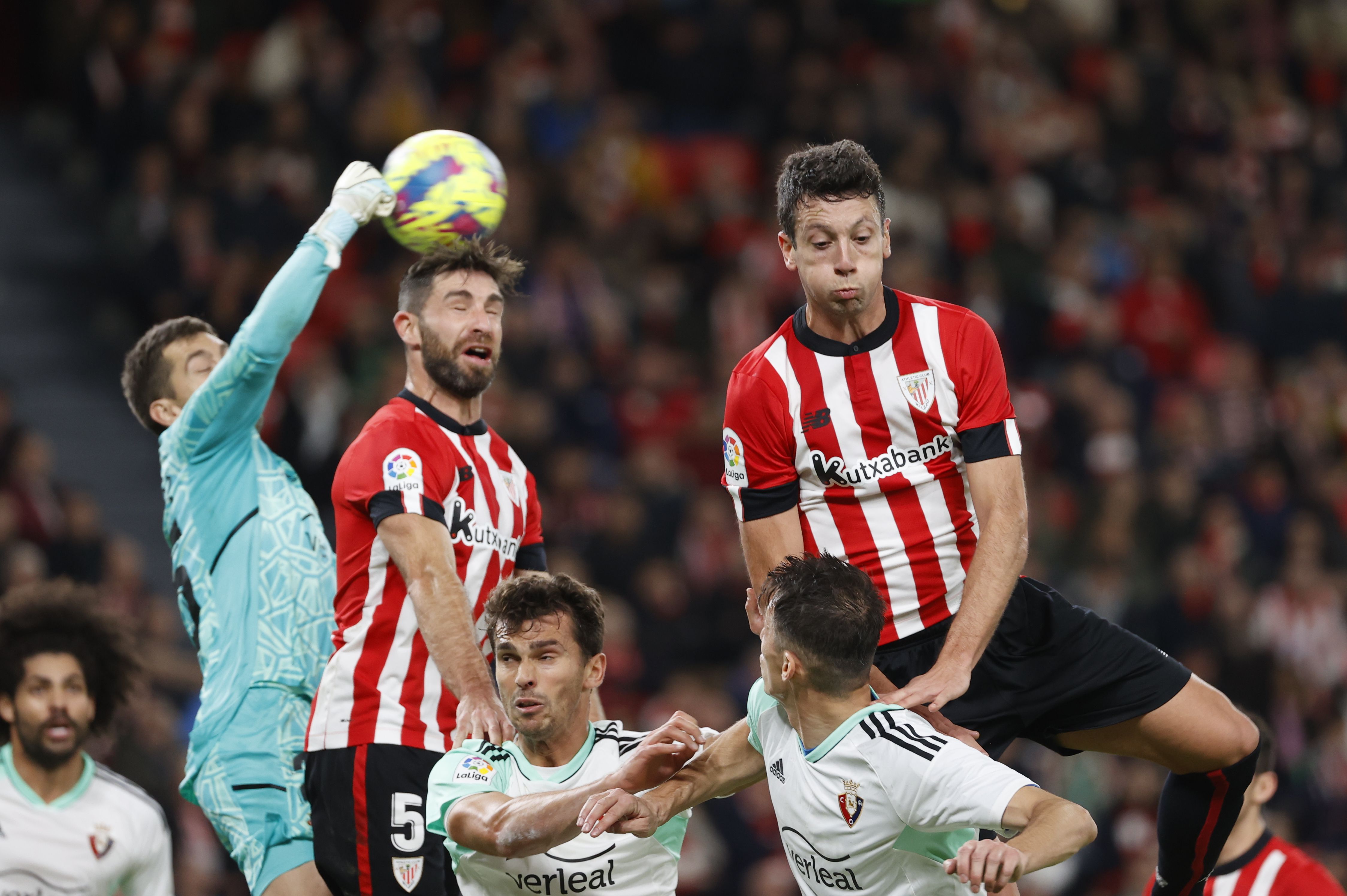 Aitor Fernández despeja el balón ante el remate de Yeray