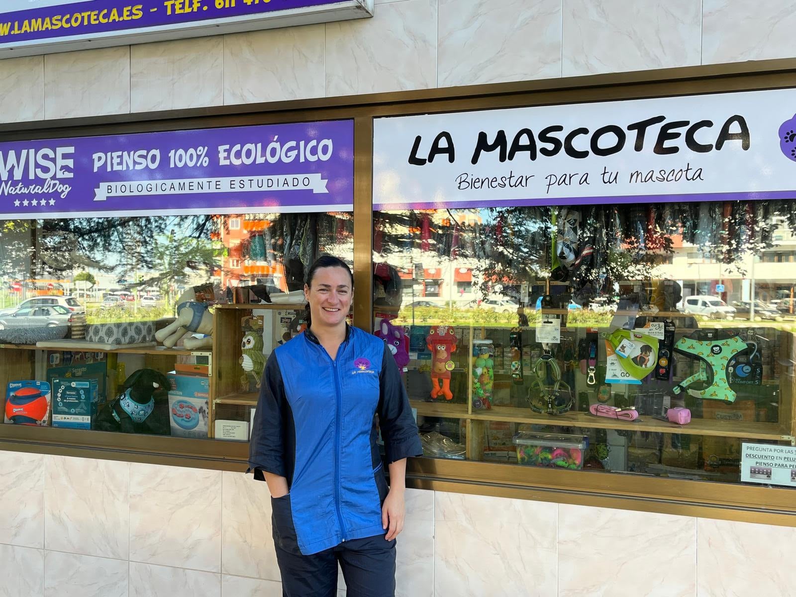 Esther, en la fachada de La Mascoteca, en la Avenida Castilla