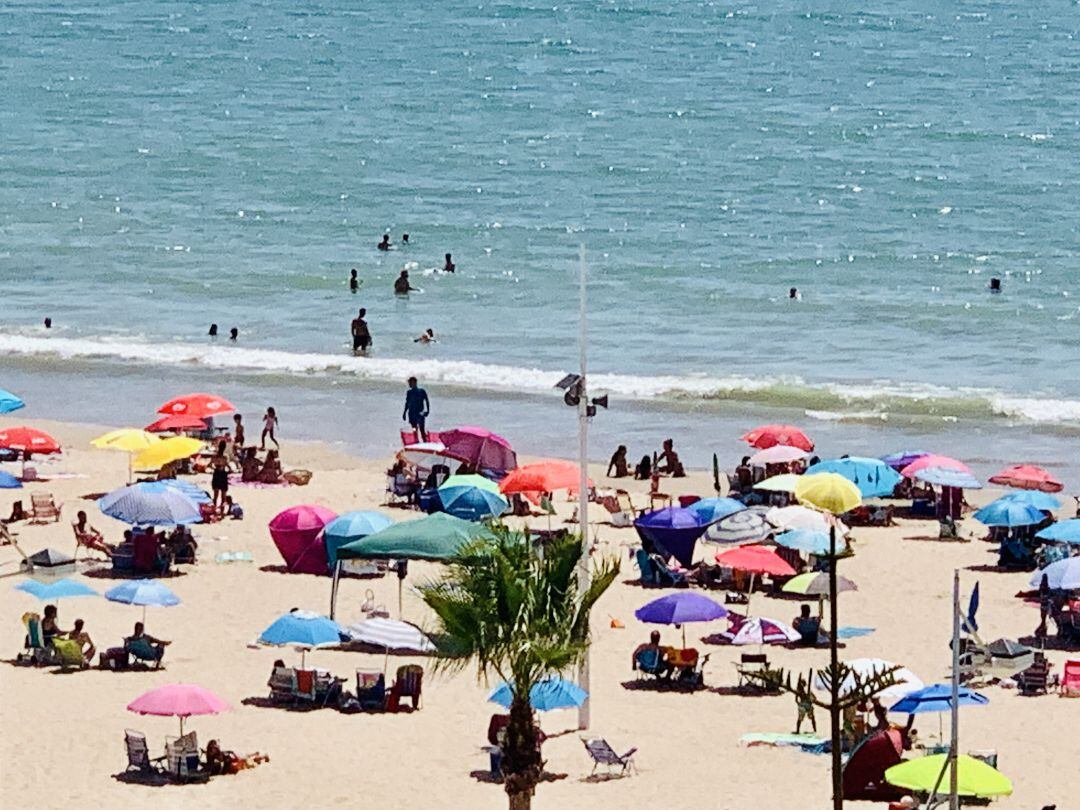 Imagen aérea de la playa de Valdelagrana (El Puerto de Santa María) este sábado