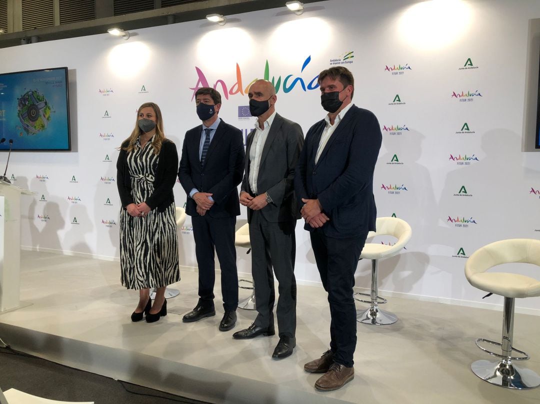 De izquierda a derecha: la directora del Tourism Innovation Summit, Silvia Avilés, el vicepresidente de la Junta de Andalucía, Juan Marín, el delegado de Turismo en el Ayuntamiento de Sevilla, Antonio Muñoz, y el director del Congreso, Edgar Weggelaar.