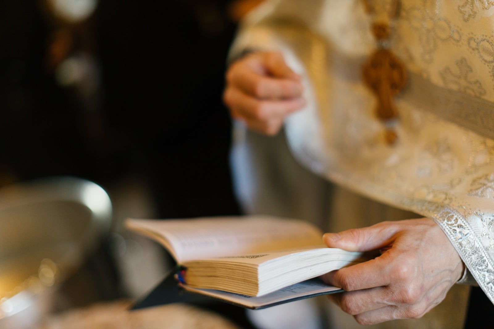 Imagen de recurso de un sacerdote leyendo en misa.