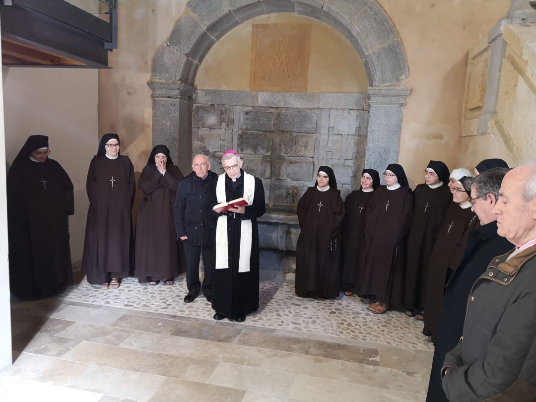 El Obispo de Segovia César Franco bendiciendo de la Casa rectoral