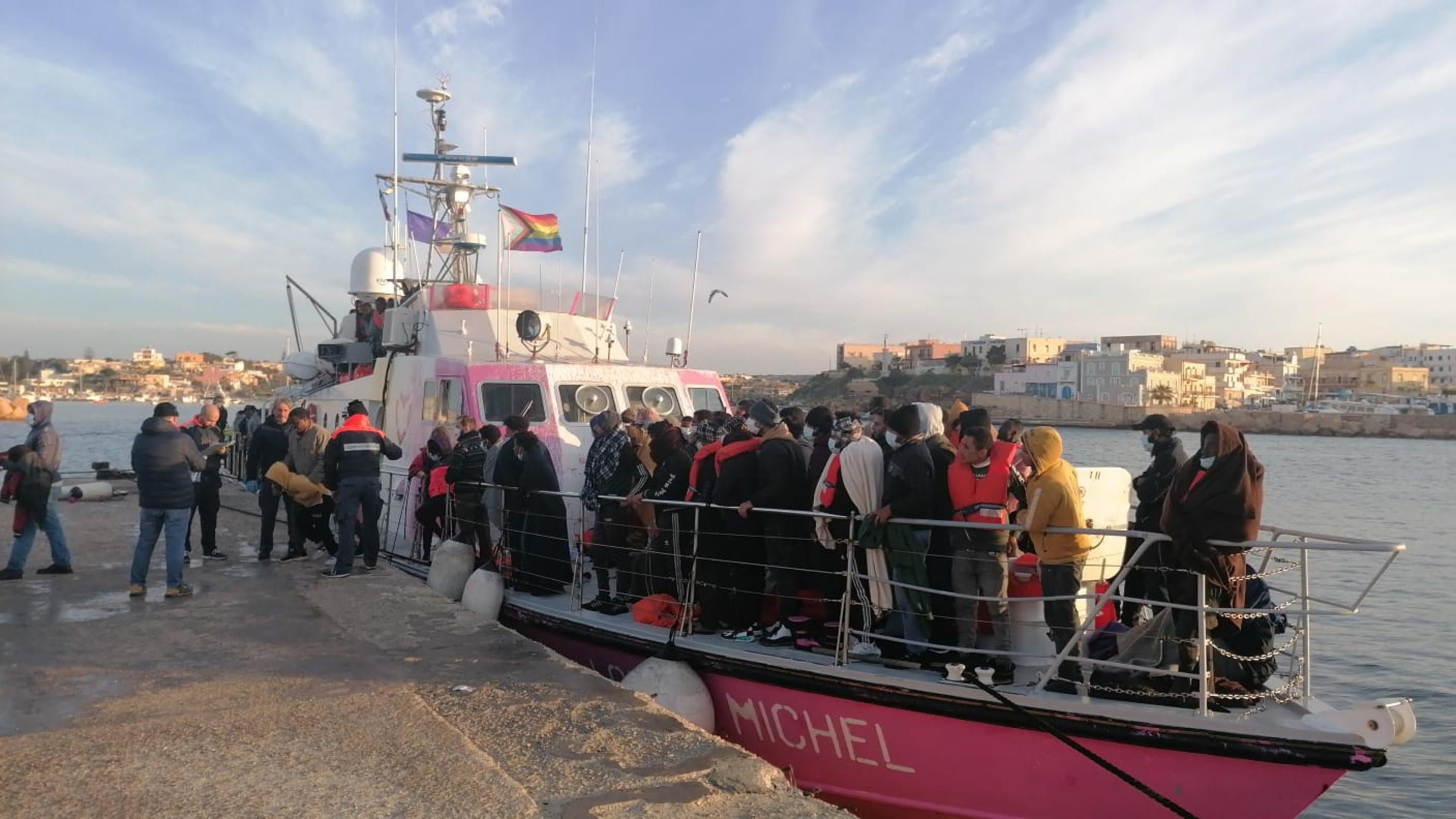 El Louise Michel retenido por las autoridades italianas en el puerto de Lampedusa tras desembarcar a 180 migrantes rescatados