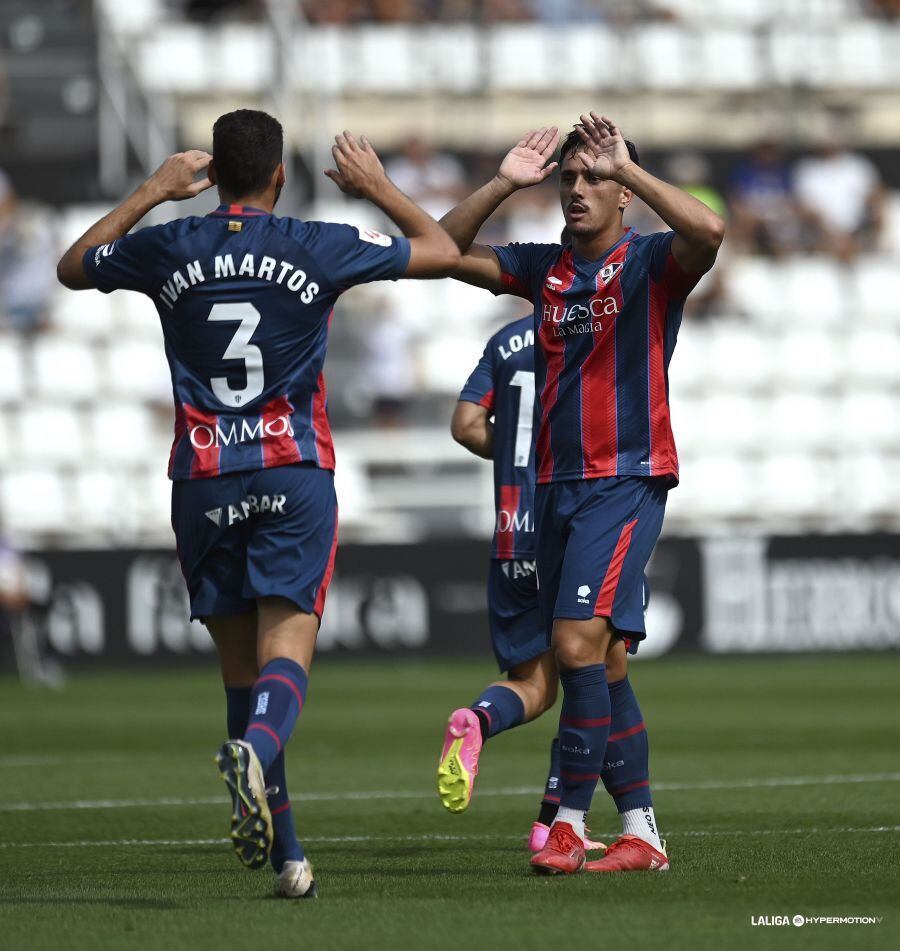 Vilarrasa es felicitado por Martos tras el gol