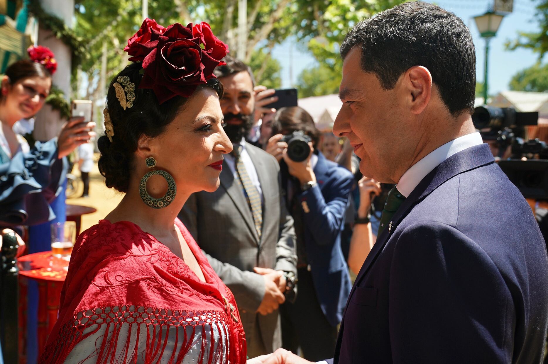 El presidente de la Junta de Andalucía Juan Manuel Moreno y la candidata de Vox al parlamento andaluz Macarena Olona, en la feria de abril.