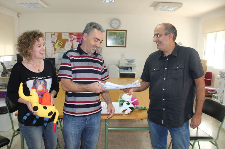 Entrega de los dibujos infantiles que concurren al Concurso “Una mascota para la biblioteca&quot;.