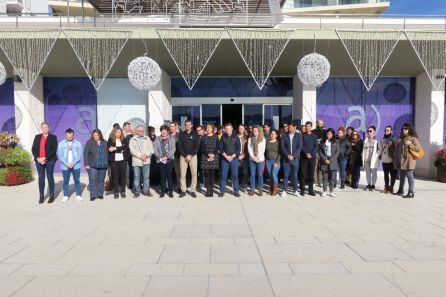 Los trabajadores de Sant Antoni durante el minuto de silencio