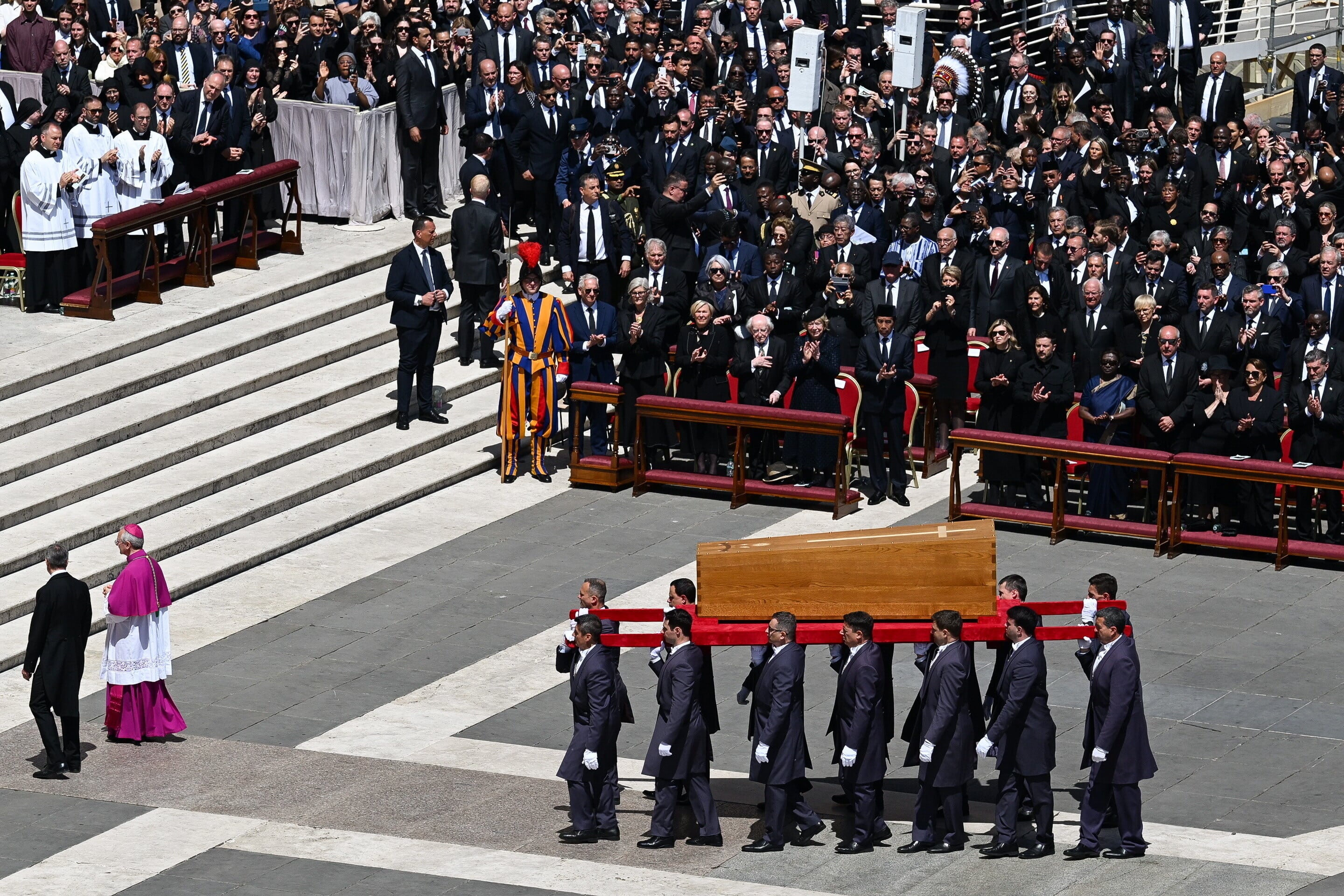 Miembros del Vaticano y antiguos trabajadores del papa Francisco trasladan el féretro con los restos del pontífice de la plaza de San Pedro hasta la Basílica de Santa María La Mayor, donde será enterrado este sábado.