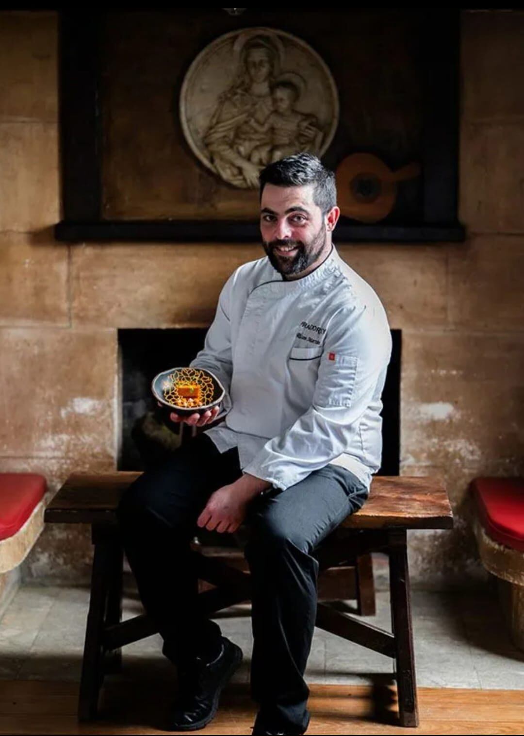 Ricardo Martín, chef de Posada PradoRey, posa con la tapa ganadora ex aequo del concurso