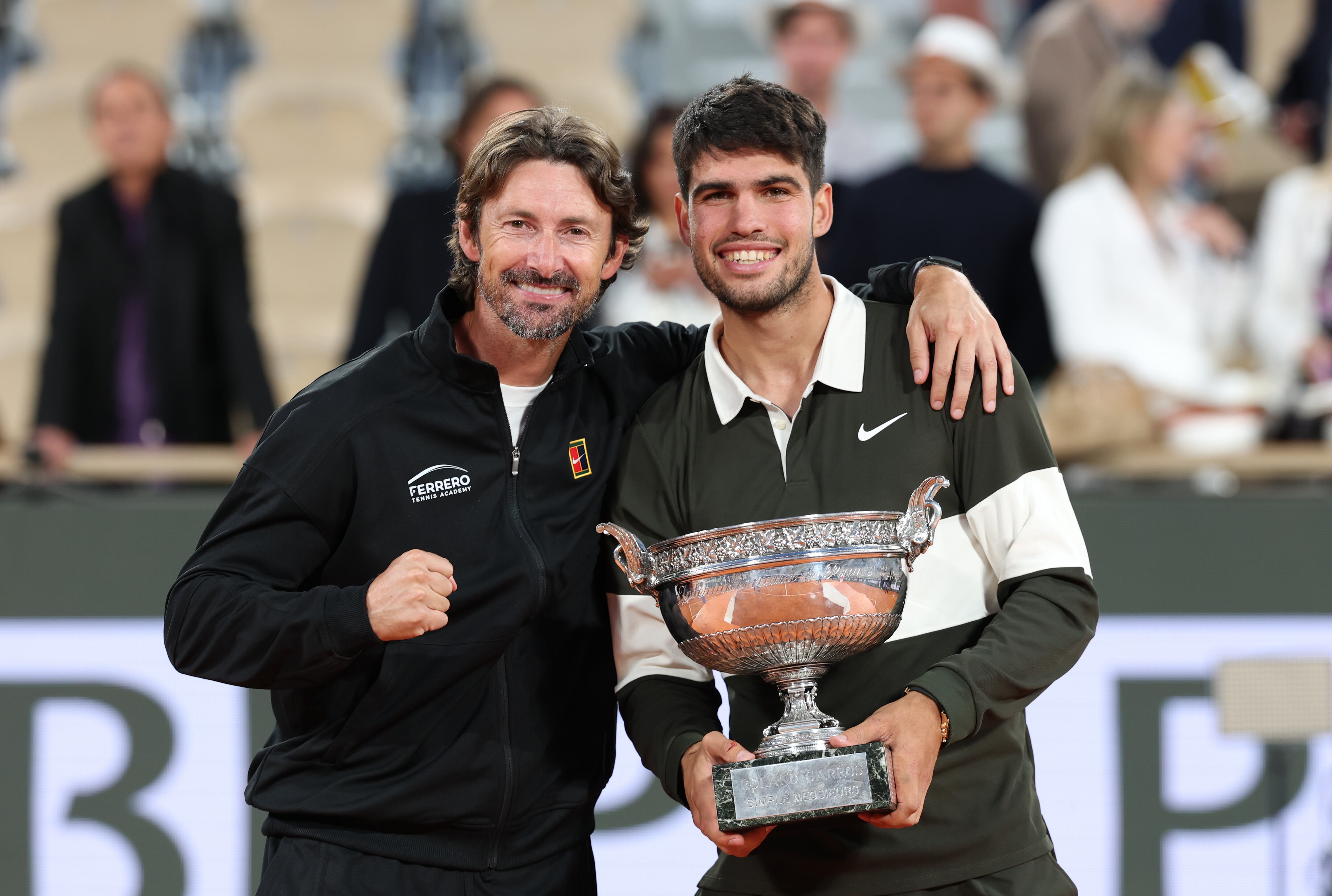 Carlos Alcaraz y Juan Carlos Ferrero, juntos con el trofeo de Roland Garros