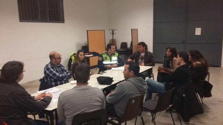 Reunión de vecinos del Martínez Valero con concejales y Policía Local