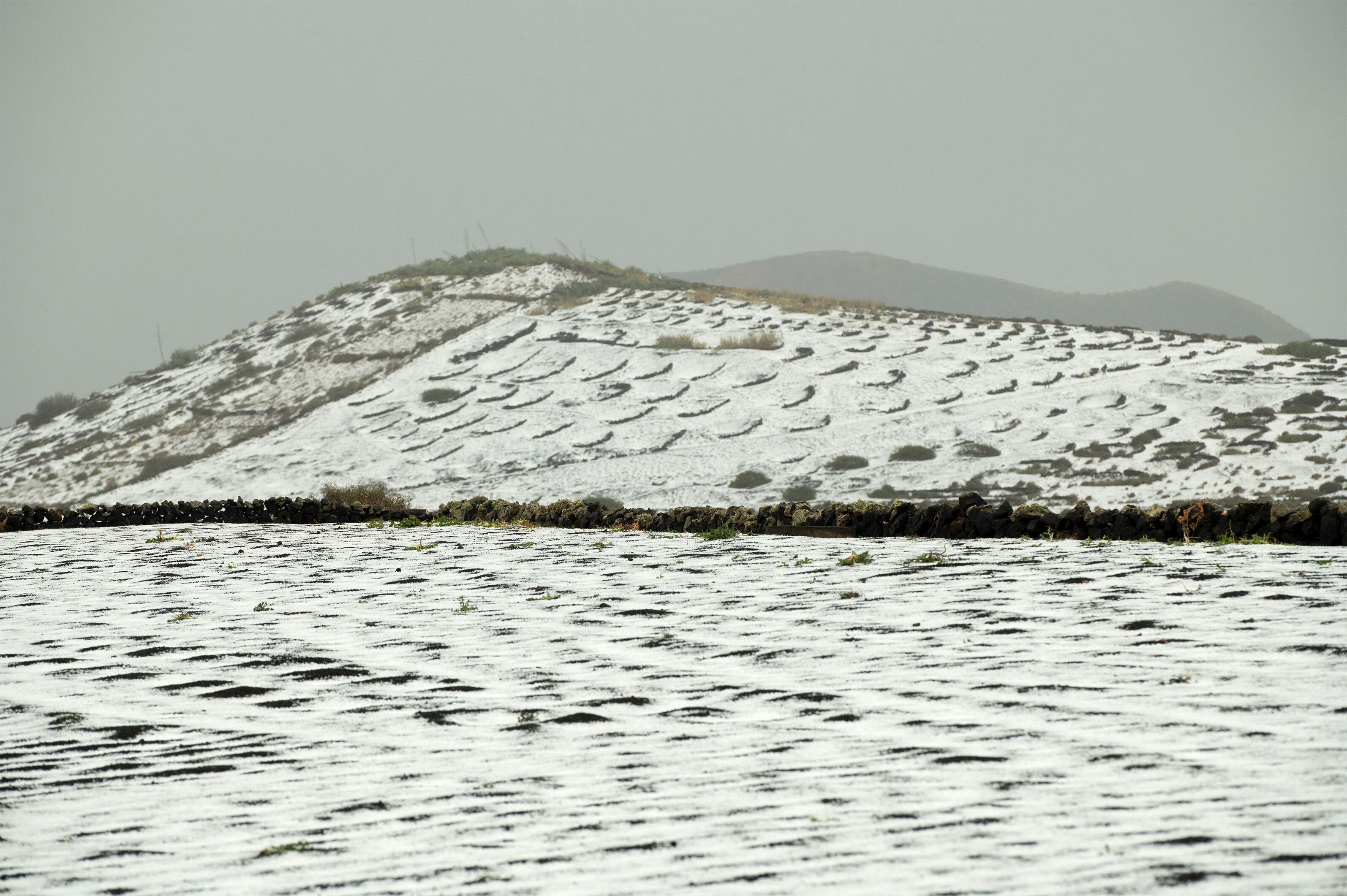 Una loma cubierta de granizo en el pueblo de Masdache, en el municipio de Tías, en Lanzarote