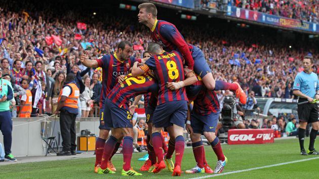 Los jugadores celebran el tanto inicial de Alexis.