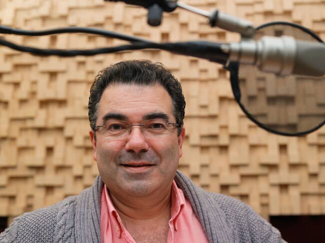 FERROL, 15/12/2022.- El director de Penteo Films, José Polo, posa en Ferrol. Tras el aumento exponencial de la carga de trabajo durante la peor etapa de la pandemia, el estudio de doblaje Penteo Films, en Ferrol, ejemplifica el buen momento del sector con encargos para plataformas audiovisuales como Netflix o Amazon Prime. Algunas de esas plataformas tienen un amplio catálogo para sus usuarios y aporta el ejemplo del furor por las telenovelas turcas: "Hay mucho trabajo, muchos capítulos durante mucho tiempo", explica Polo. EFE/ Kiko Delgado